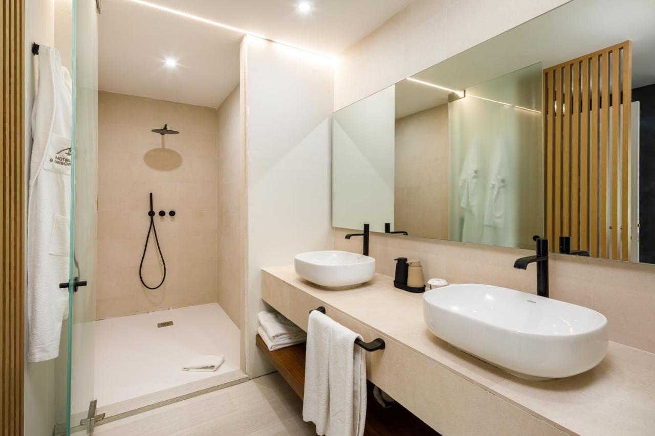 2 Bedroom Deluxe Suite